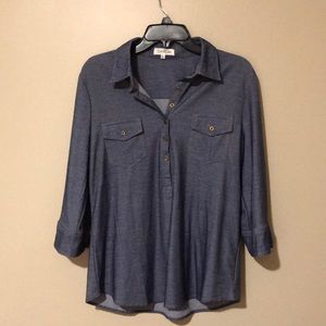 Chambray top with quarter length sleeves, casual
